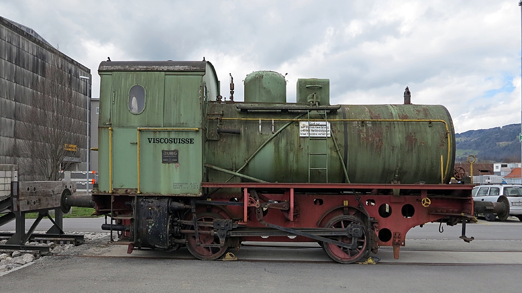 JUNG Feuerlose Dampfspeicher-Lokomotive vom Typ Flink, Baujahr 1953 unter der Fabriknummer 11795 für Soc. de la Viscose Suisse.
(Aufnahme am 12.04.2013 von Paul Sieber der  Sieber Transport AG in CH-9442 Berneck, danke für die Bereitstellung)

Technische Daten der Lok:
Bauart: B-fl 
Dienstgewicht: 25,8 t
Radstand: 2,5 m
Länge: von 7,9 m
Spurweite: 1.435 mm
Leistung: ca. 150 PS.

Kurz zu der Geschichte dieser Lok (Text Paul Sieber)  
Sie wurde am 1. April 1953 von der damaligen Viscosuisse AG, CH-9443 Widnau in Betrieb genommen, einer grossen Garnfabrik. Mit der Lok wurden Rohstoffe vom nächsten Bahnhof CH-9435 Heerbrugg abgeholt und dorthin fertige Güter gebracht. Der explosionsgefährdete Betrieb besass viel eigenen Dampf, mit dem die Lok gefüllt worden ist. 1990 wurde die Lok durch eine moderne Diesellok ersetzt und kam nur noch sporadisch zum Einsatz. Einen Taufnamen hatte die Lok nie, hingegen wurde sie von den Mitarbeitenden immer als „Osterhase“ benannt, dies weil genau zum Zeitpunkt der Inbetriebnahme den Mitarbeitenden das „Ostergeld“ gestrichen wurde. (nach dem Motto: für eine neue Lok hat man Geld, für die Mitarbeitenden nicht) 
 2001 wurde die Viscosuisse stillgelegt. Sieber Transport konnte einen Teil der Lagerhallen kaufen. Die Lok ging vorerst in Besitz des letzten Dampf-Lok-Führer Werner Jäger. Von ihm konnten wir die Lok dieses Jahr kaufen. Es besteht nie die Absicht, die Lok für unseren Transportbetrieb wieder im Betrieb zu nehmen, ausser ein Verein bemühe sich darum. 