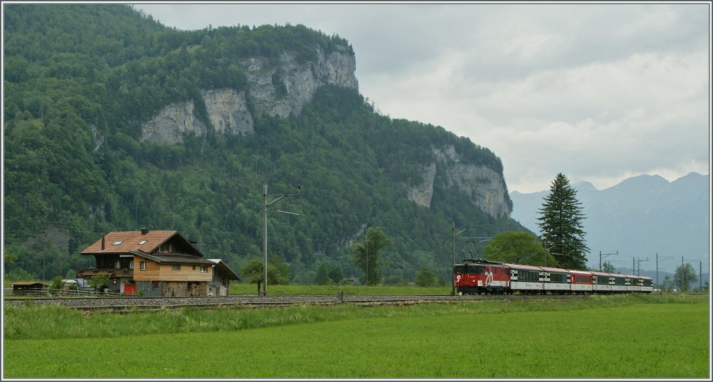 Kleiner Zug in grandioser Landschaft - der De 110 erreicht in K�rze Meiringen. 
1. Juni 2012