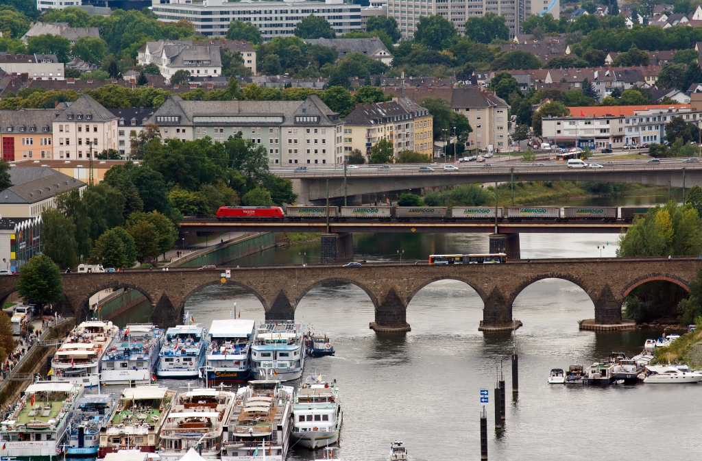 Koblenz am 13.08.2011 �ber die Moseleisenbahnbr�cke kommt eine 185er mit einem G�terzug und f�hrt Richtung Mainz. Blick von der Festung Ehrenbreitstein.