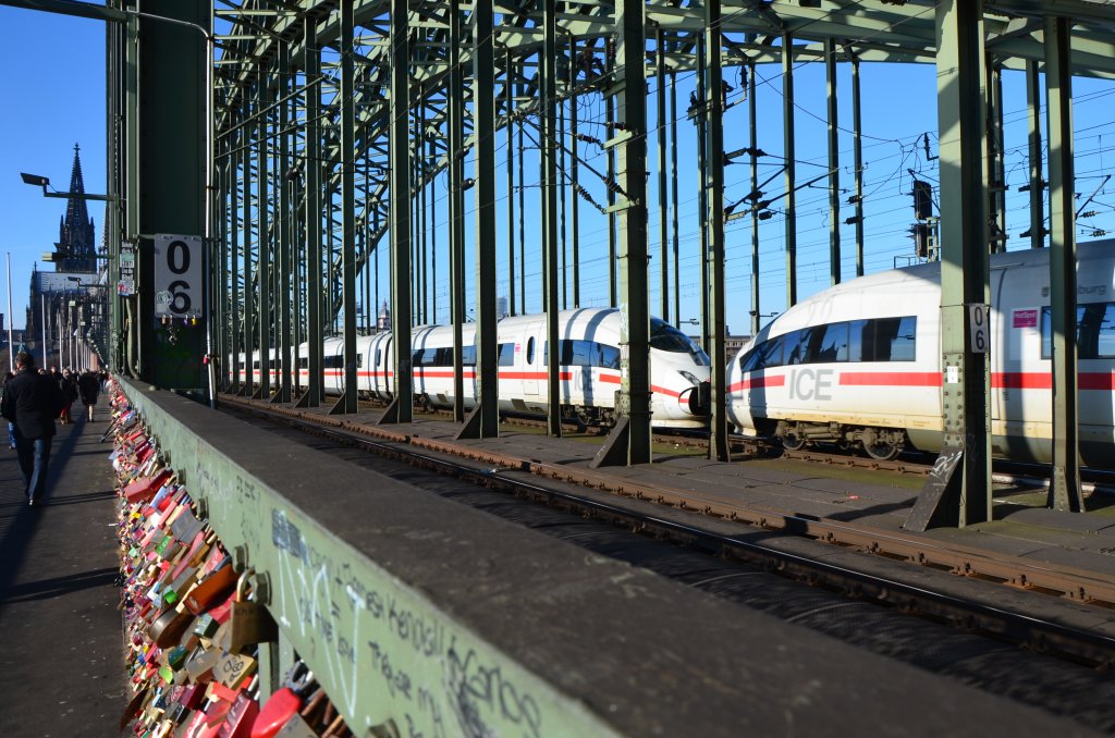 K�ln (13.01.2013), Hohenzollernbr�cke, Km 0,6. Verliebte Paare bringen sog. Liebesschl�sser am Br�ckengel�nder an, rechts auf den Schienen sieht man auch ein P�rchen -ein ICE-P�rchen- .....
Die Bahn versichert, dass die Standfestigkeit der Br�cke durch die zus�tzliche Last n i c h t  beeintr�chtigt ist.