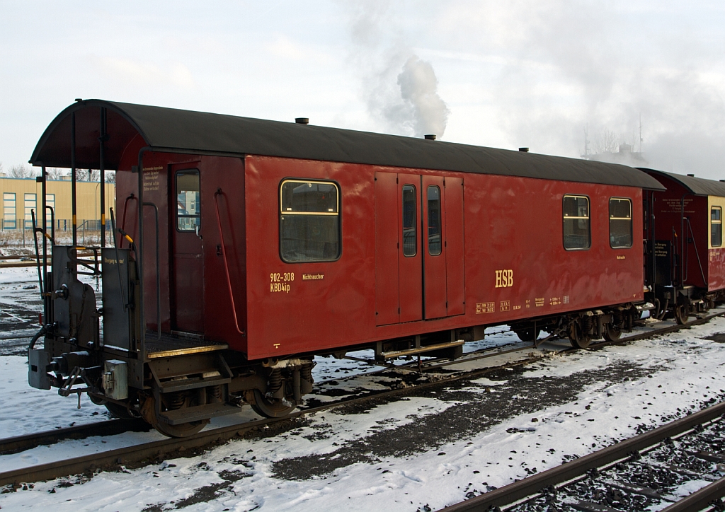 Kombinierter Sitz-/Gep�ckwagen KBD4i 902–308 der Harzer Schmalspurbahnen GmbH (HSB) am 23.03.2013 beim Bahnhof Wernigerode.

Der urspr�ngliche Wagen wurde 1897 bei Herbrand & Co. K�ln-Ehrenfeld f�r die NWE gebaut und als C4i Nr. 53 in Dienst gestellt. 1925 bekam er einen neuen Wagenkasten und Betriebsnummer 73''', 1937 neue Drehgestelle. Ab 1950 bei der DR Nr. 10.173p und 1958 DR 900–453, im Jahr 1985 erfolgte eine Modernisierung (neuer Wagenkasten, Druckluftbremse) und Bezeichnung als DR KB4i 900-453, 1993 in HSB 900-4532.

Der heutige Umbau zum kombinierte Kombinierten Sitz-/Packwagen KBD4i 902–308 erfolgte 2009 bei den Fahrzeugwerke Miraustrasse GmbH (FWM) in Berlin.

Der vierachsige Wagen mit 1.000 mm Spurweite hat eine L�nge �ber Ruffer von 12.000 mm.
