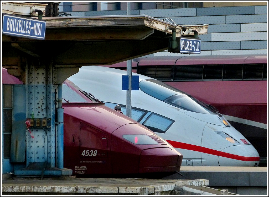 Krasse Gegens�tze im Bahnhof Bruxelles Midi. W�hrend sich am Abend des 23.03.2012 die Hochgeschwindigkeitsz�ge auf den neuen Bahnsteigen dr�ngen, verfallen die alten Bahnsteige zusehends. (Jeanny)