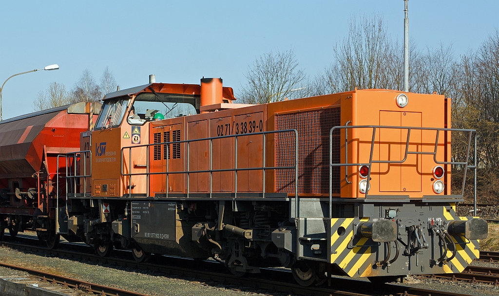 Kreisbahn Siegen-Wittgenstein  (KSW)  Lok 42, eine Vossloh G 1700 BB (F.-Nr. 1001108, Baujahr 2001) f�hrt am 20.03.2012 in Herdorf.

Die Lok hat einen MTU Motor vom Typ 12V4000R20 mit 1500 kW Leistung bei 1800 1/min, die H�chstgeschwindigkeit betr�gt 100 km/h, das Dienstgewicht 87,3 t.