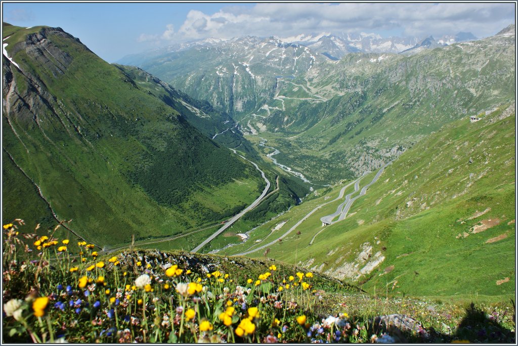 Landschafts-aber auch ein Bahnsuchbild: Blick von der Furkapassstrasse hinunter nach Gletsch und auf die Furkastrecke.
(05.08.2013) 