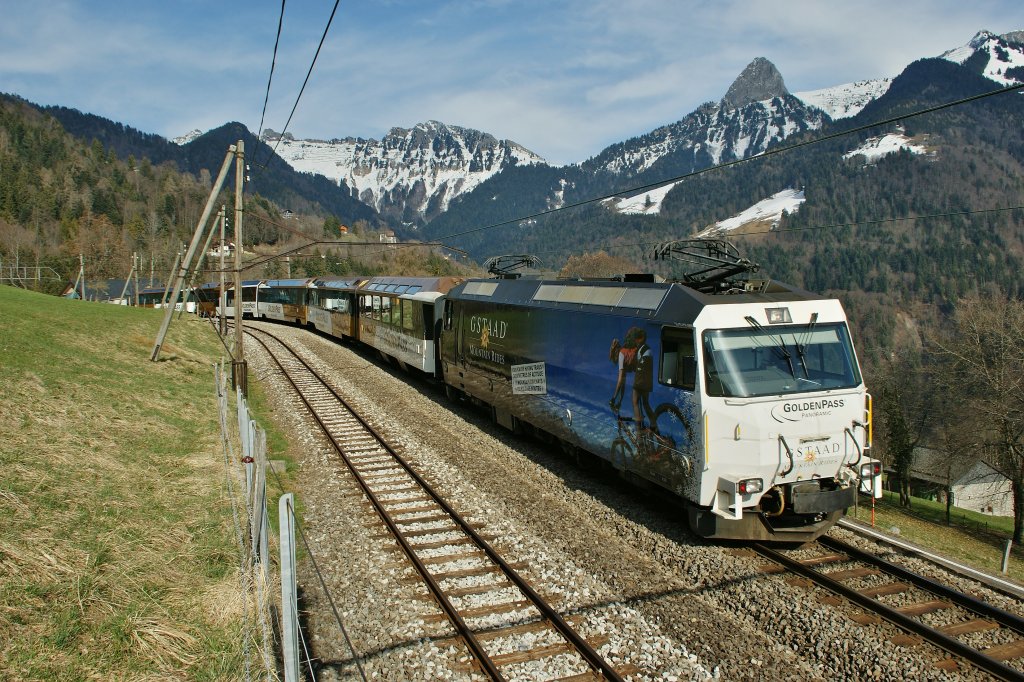 Leider hatte ich den Sonnenstand falsch eingesch�tzt und so konnte ich den Goldenpass-Zug 2225 nur mit der Seite im Schatten ablichten. 
Bei Sendy-Sollard, den 21. M�rz 2012