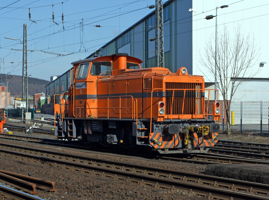 Lok 2 der Deutschen Edelstahlwerke (DEW), zuvor Edelstahlwerke S�dwestfalen  f�hrt am 11.02.2011 DB Gleis zur�ck aufs Werksgel�nde in Siegen-Geisweid. Die Lok ist eine Mak G 500 C , Baujahr 1970, Fabr.-Nr. 500051 , Bauart C-dh . 