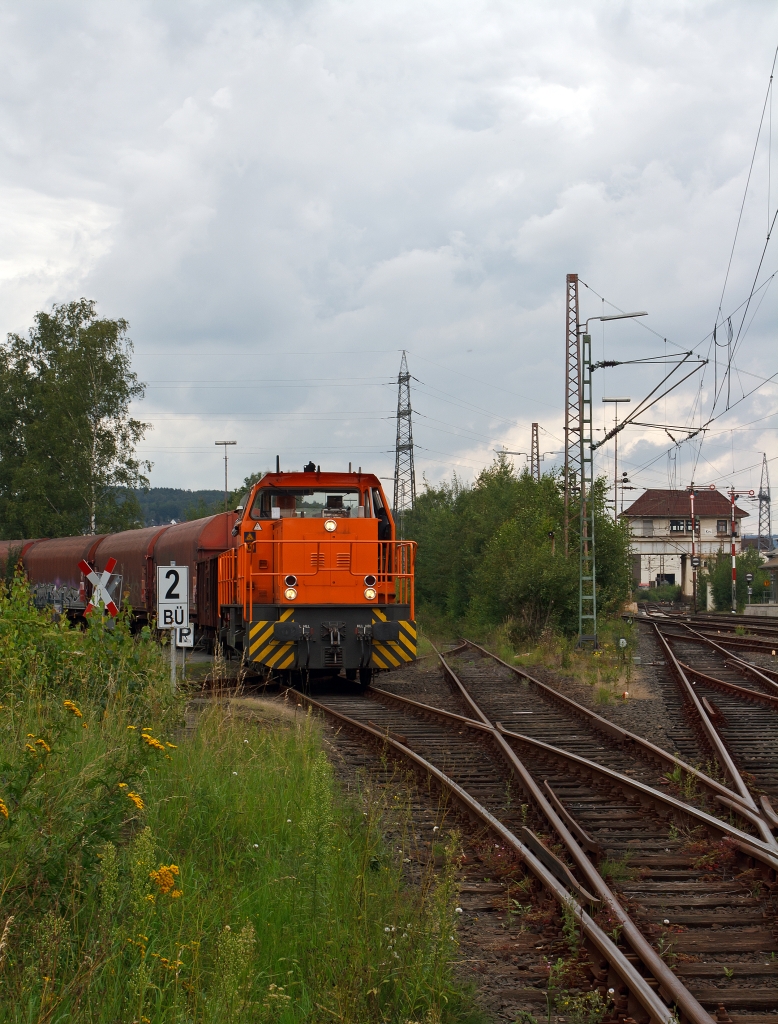 Lok 45 (MaK G 1204 BB) der  Kreisbahn Siegen-Wittgenstein (KSW) mit G�terzug kommt am 16.08.2011 in Kreuztal von der KSW-Gleisanlge und f�hrt aufs DB Gleis ein.