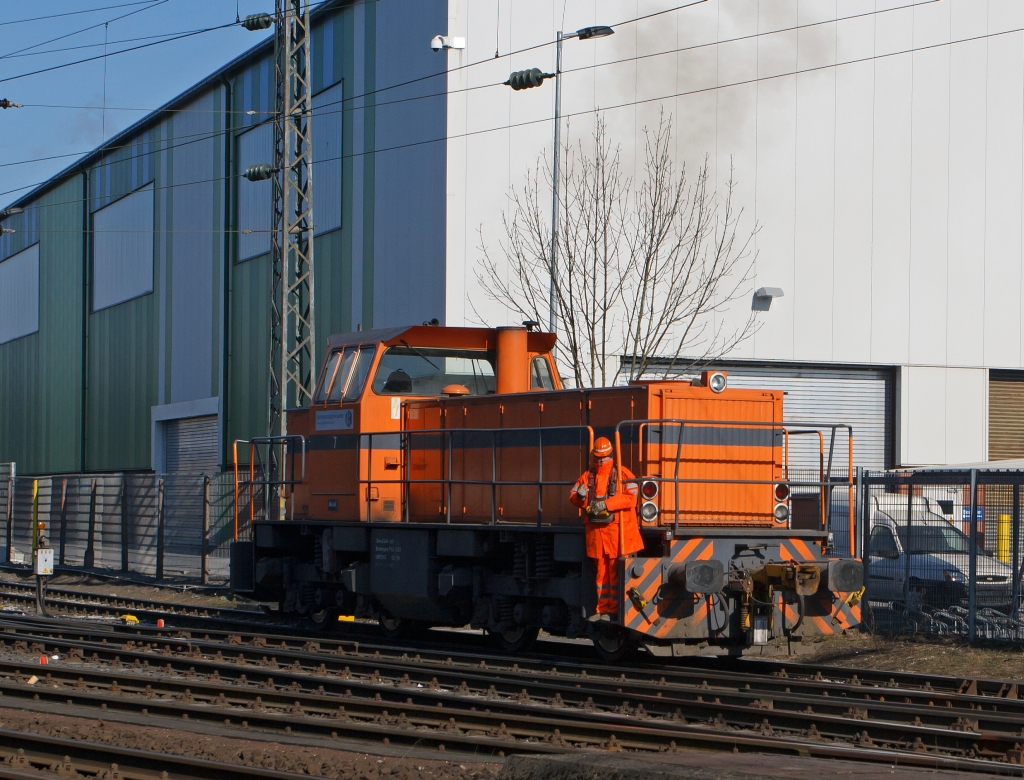 Lok 7 der Deutschen Edelstahlwerke(DEW), zuvor Edelstahlwerke S�dwestfalen f�hrt am 11.02.2011 DB Gleis zur�ck aufs Werksgel�nde in Siegen-Geisweid. Die Lok ist eine Mak G 1203 BB, Baujahr 1986, Fabr.-Nr. 1000808. Die Lokf�hrer fahren fast ausschlie�lich mit dem  Bauchladen , da sie alle arbeiten rangieren, kuppeln, Weiche stellen, etc selbst machen m�ssen. Und das bei der K�lte an dem Tag. Eine freundlichen Gru� an den Lokf�hrer zur�ck.