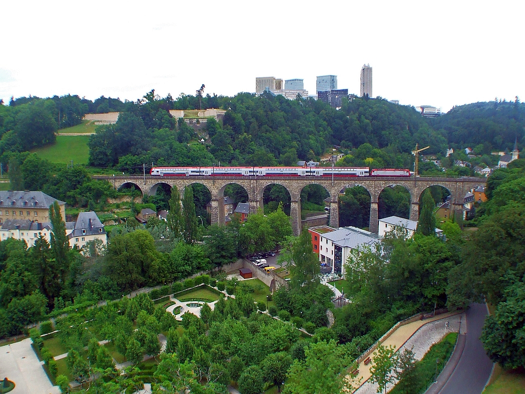 Luxemburg am 05.07.2008, IR 3716 nach Troisvierges f�hrt Steuerwagen voraus �ber das Pfaffenthal Viadukt (Richtung Norden).
Dank an Hans f�r die Erg�nzungen.