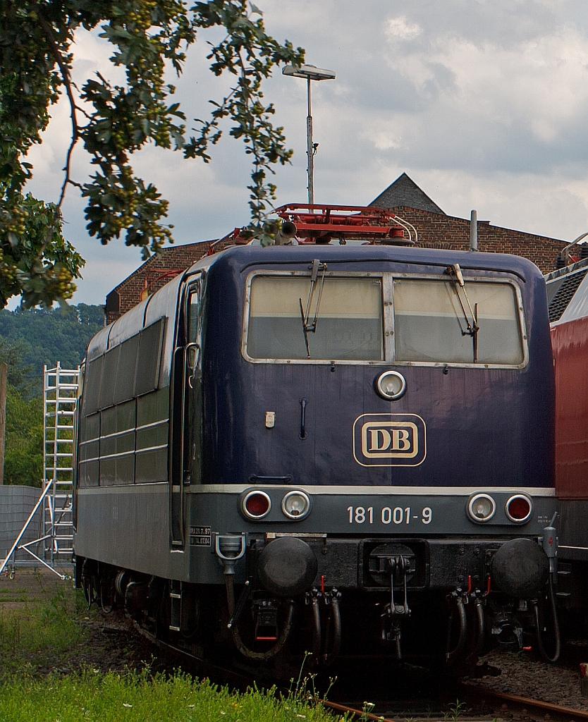 Mehrsystem-Elektrolokomotive 181 001-9 / E 310 001 am 18.07.2012 im DB Museum Koblenz.
F�r den grenz�berschreitenden Verkehr mit Luxemburg und Frankreich beschaffte die Deutsche Bundesbahn in den Jahren 1966/1967 Mehrsystemlokomotiven der BR 181. Diese Lokomotiven waren in der Lage, unter zwei verschiedenen Stromsystemen, f�r das deutsche (15 kV 16,7 Hz) und das franz�sische (25 kV 50 Hz) Wechselstromsystem, fahren zu k�nnen.
Diese Lokomotiven sind als Weiterentwicklung der E 320 (BR 182) anzusehen.
Insgesamt wurden vier Lokomotiven der BR 181 beschafft, zwei davon waren mit Widerstandsbremse (001 und 002) und zwei mit Nutzbremse (003 und 004) ausger�stet. Ein Serienbau der Lokomotiven unterblieb, da zwischenzeitlich Fortschritte in der Elektrotechnik gemacht wurden, die zum Bau der Lokomotiven der BR 181.2 f�hrten.
Die Lokomotive 181 001 war bis zum 04.09.2003 beim Bw Saarbr�cken im Einsatz.
Die Lok wurde 1967 bei Krupp unter der Fabriknummer 4839 gebaut, der elektrische Teil von AEG. sie wurde als E 310 001 in dienstgestellt.
Die H�chstgeschwindigkeit betr�gt 150 km/h, die Stundenleistung 3.240 kW bei 88,5 km/h, das Dienstgewicht betr�gt 84 t.