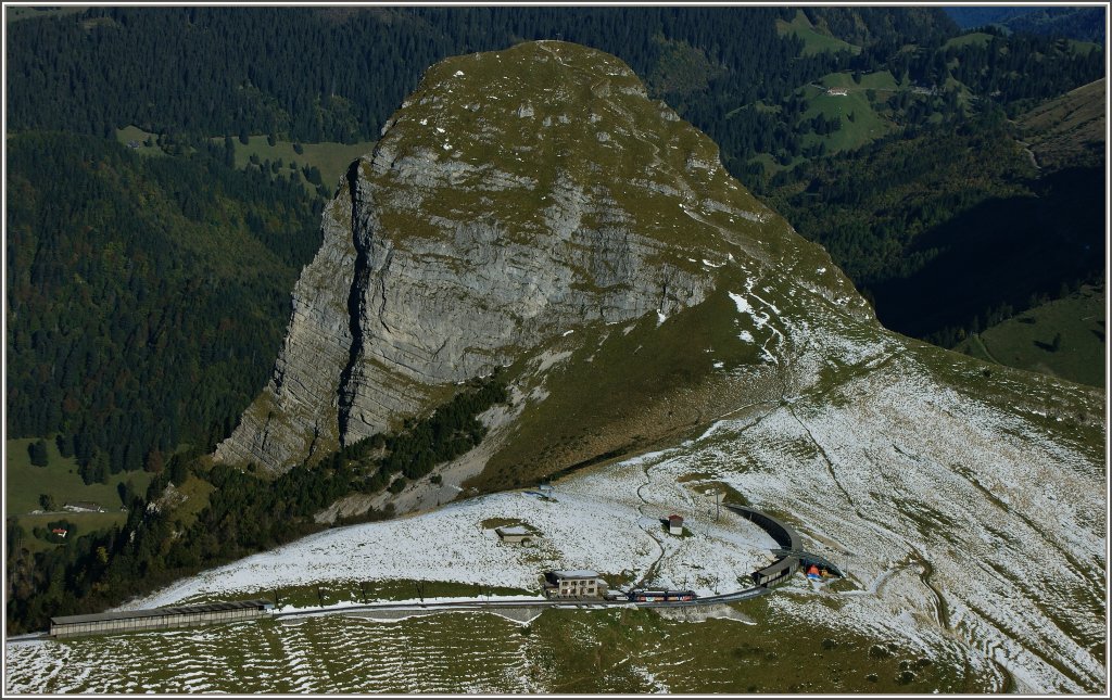 Mit dem Namengebenden Berg (Rochers-de-Naye, 2.042 m.�.M.) erreicht der R 3359 die Station Jaman.(12.10.2011)