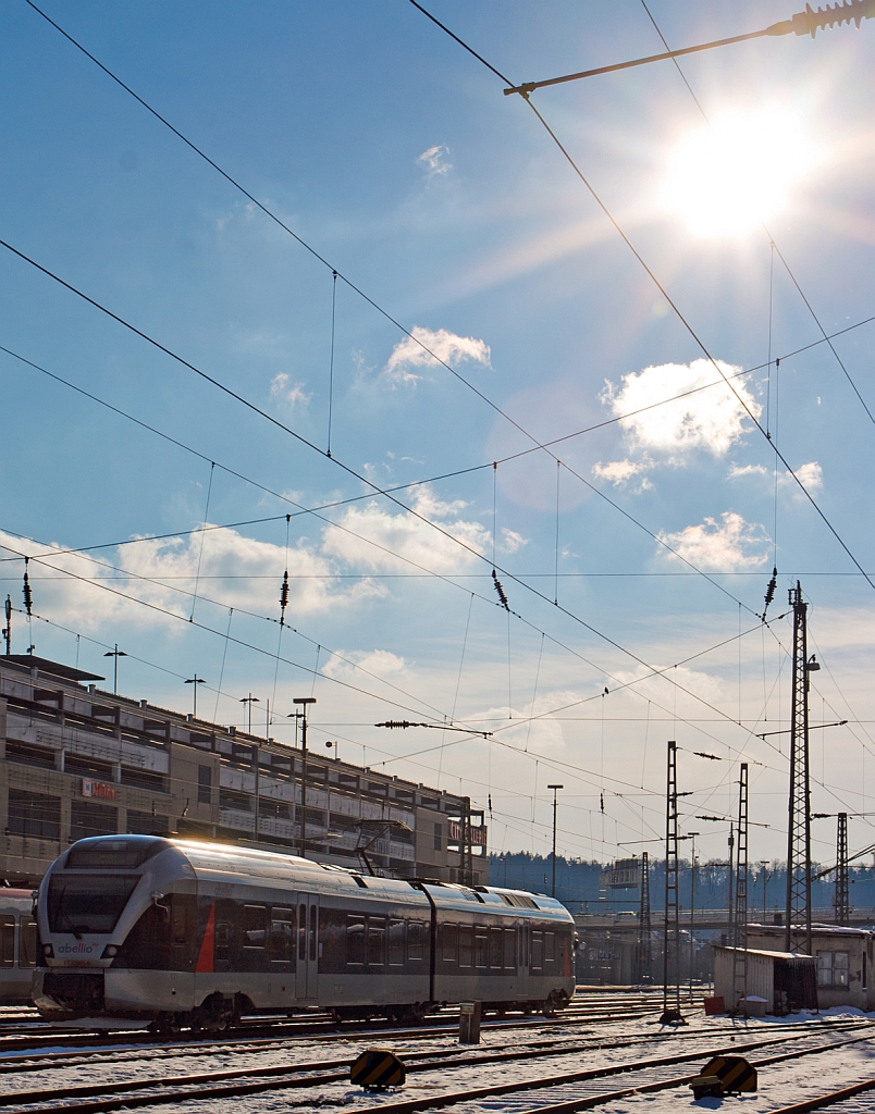 Mit Sonnenschein - Der ET 22005 (2-teiliger Stadler Flirt) der Abellio Rail NRW ist am 10.02.2013 beim Hbf Siegen abgestellt. 
Die 2-teilige-Flirtvariante (BR 426.1) ist nur bei der Abellio Rail NRW im Einsatz.
Technische Daten (Quelle: Stadler Rail):
Achsanordnung: Bo’2’2 
L�nge �ber Kupplung: 42.066 mm 
Fahrzeugbreite:  2.880 mm
Fahrzeugh�he; 4.185 mm
Dauerleistung am Rad: 1.000 kW
Max. Leistung am Rad: 1.300 kW 
H�chstgeschwindigkeit:160 km/h (andere Quellen 140 km/h)
Eigengewicht:  76 t
Anfahrbeschleunigung: 0,83 m/s“
