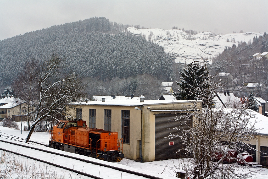 Mittagspause bei der KSW - Die Lok 46 der Kreisbahn Siegen-Wittgenstein (KSW) ist am 06.02.2013 neben dem Lokschuppen der KSW in Herdorf angestellt.
Auch wenn die Lok etwas durch den Bahndamm der DB (KBS 462) verdeckt ist, so denke ich ist dieses Bild zeigenswert.