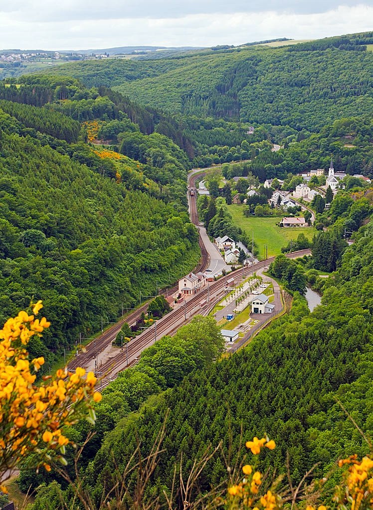 Na wo ist der Zug...?

Blick vom Aussichtspunkt  Hockslay  auf den Keilbahnhof Kautenbach am 15.06.2013
Rechts geht die Nordstrecke weiter in Richtung Belgien und links gabelt die Strecke eingleisig nach Wiltz ab.

Hier kommt gerade aus Wiltz ein Z2 (2004)...
Nun m�sste man auch den Zug sehen ;-)