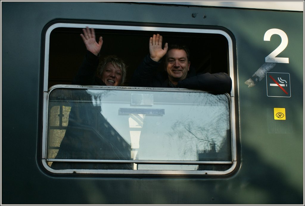 Nach einem wunderbaren Wochenende heisst es Abschied nehmen. Wie sch�n das sich die Fenster wie fr�her �ffnen lassen, und wir uns noch einmal vergn�gt zuwinken k�nnen...
(26.02.2012) 