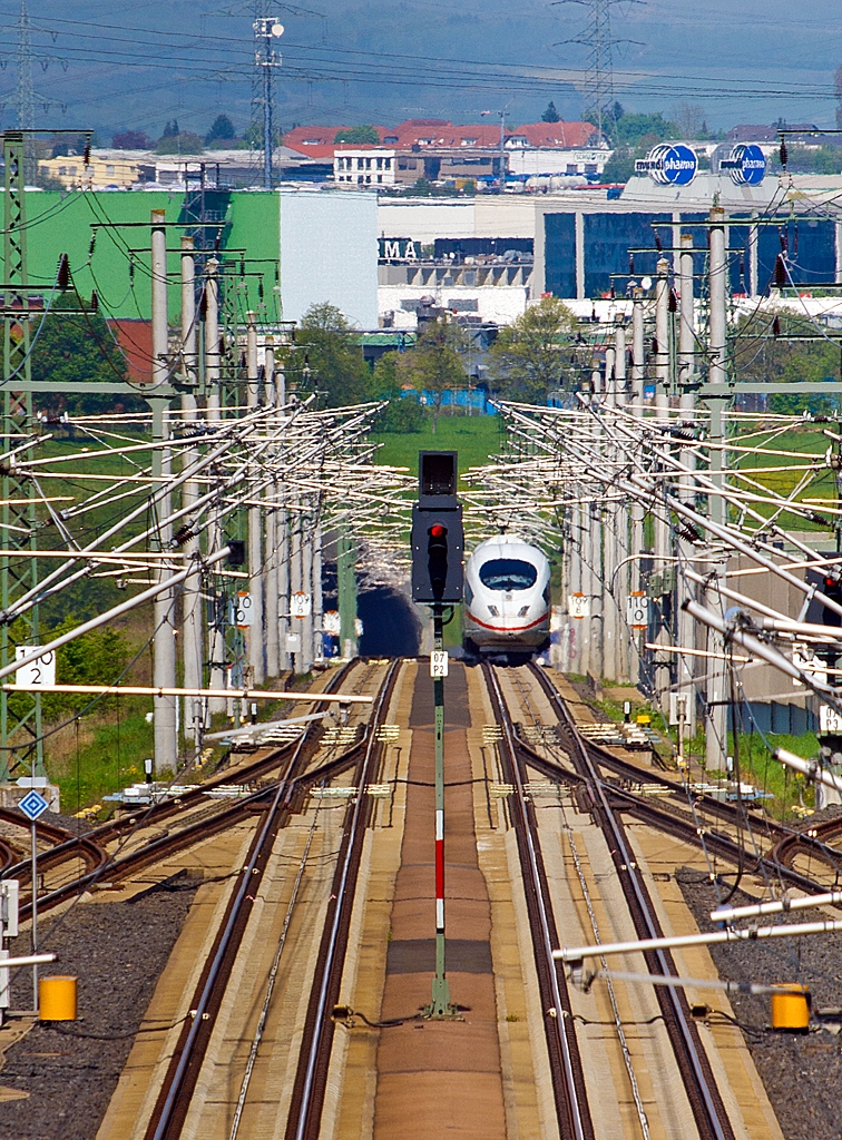 Nachdem der ICE 3M am 05.05.2013 durch den ICE-Bahnhof Limburg S�d gerauscht ist verschwindet er in Richtung K�ln.