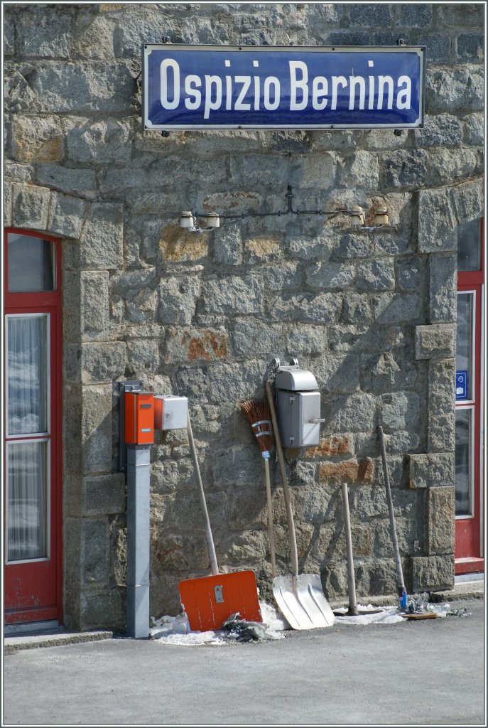 Nachdem ich gestern beim Gang ins Archiv bei der Baustelle sehr lange aufgehalten wurde, kann nun doch das gew�nschte Bild zeigen: Stil-Leben auf hohem Niveau (2253 m.�.M). 20. M�rz 2009