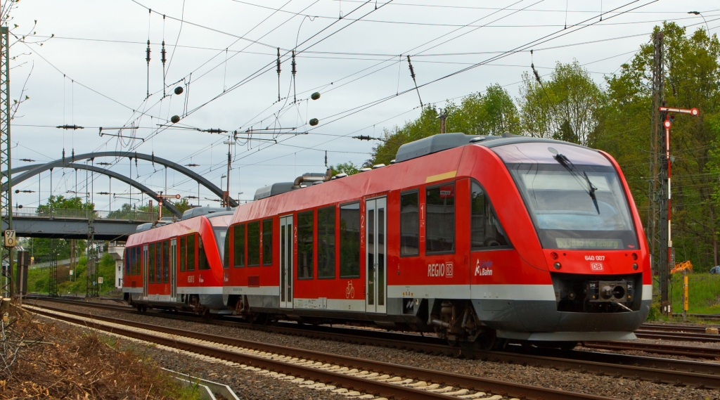 Nachschu�: 640 003 und  640 007 (zwei gekuppelte LINT 27) der 3-L�nder-Bahn als RB 93 (Rothaarbahn) nach Bad Berleburg  am 18.05.2012 hier kurz vor der Einfahrt in den Bahnhof Kreuztal.