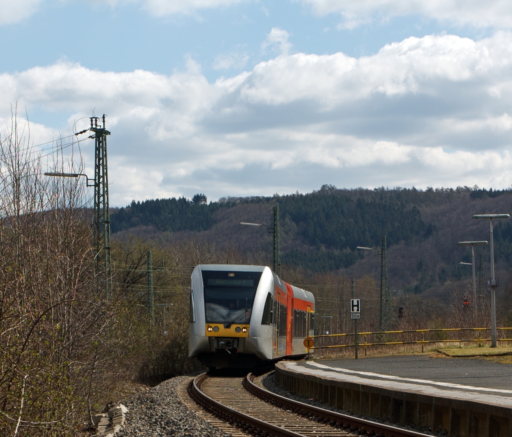 Nachschu�: Dieseltriebwagen 648 202 / 702 (Alstom Coradia LINT 41) der DreiL�nderBahn als RB 95 (Dillenburg-Siegen-Au/Sieg), hat am 04.02.2012 den Bahnhof Haiger verlassen und f�hrt weiter auf der Dillstrecke (KBS 445) in Richtung Siegen.