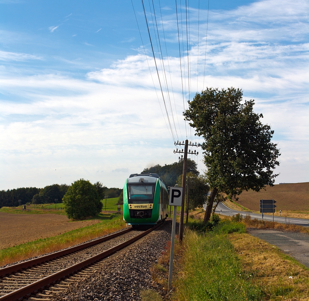 Nachschuss - VT 262 der vectus (95 80 0648 662-4 D-VCT) ein LINT 41 f�hrt am 02.09.2012 �ber den Hohen Westerwald, hier bei Hachenburg  in Richtung Hattert. Die Masten sind hier so schief, denn wer kennt das Lied nicht: „�ber deine H�hen pfeift der Wind so kalt  . Er f�hrt die Oberwesterwald-Strecke (KBS 461) als RB 28: Limburg/Lahn-Westerburg-Hachenburg-Altenkirchen-Au/Sieg. Gesellschafter der vectus Verkehrsgesellschaft mbH sind die Hessische Landesbahn (74,9%) und die Westerwaldbahn (25,1%).