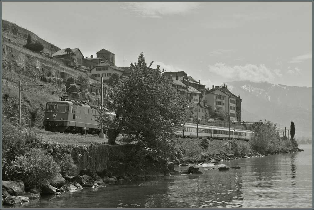 Neben etliche Werbeloks waren heute auch erfreulich viele Re 4/4 II im  Walliser Umlauf  (IR Gen�ve -Brig). Hier die Re 4/4 II 11206 mit einen IR bei St-Saphorin im Gegenlicht (und deshalb auch in S/W).
27. Mai 2013