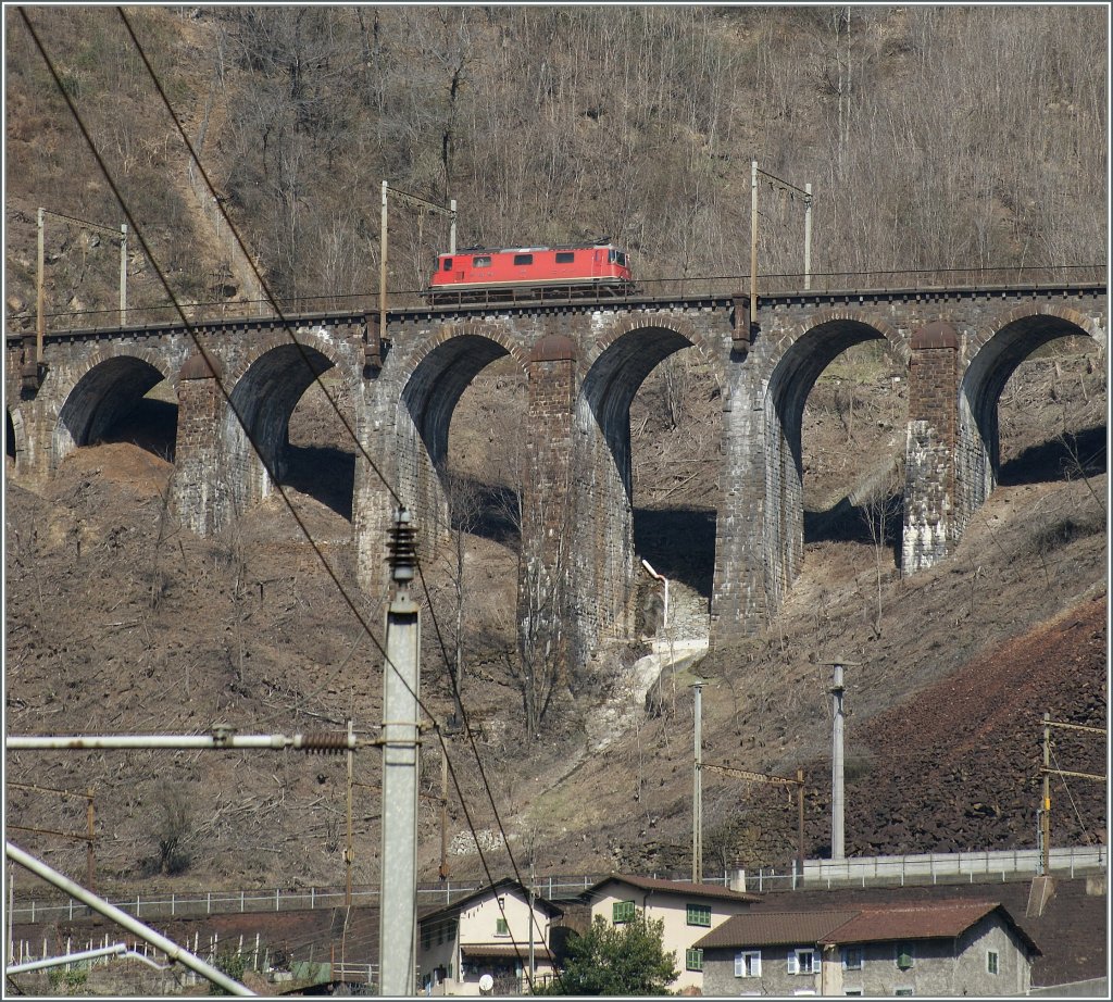 Nicht nur Kraftpakete mit langen Z�gen kann man am Gotthard sehen, sondern auch einzelne Loks, wie hier ein Re 4/4 II auf der Bergfahrt auf dem Pianotondo-Viadukt am 3. April 2013