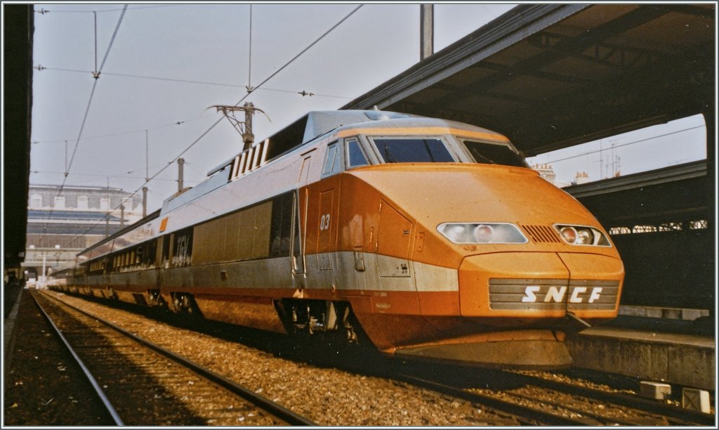 Noch eine TGV Farbvariante f�r Armin: Der TGV in seinem ersten und f�r mich auch sch�nsten Farbkleid. 
Paris, Gare de Lyon am 6. Feb. 1985 