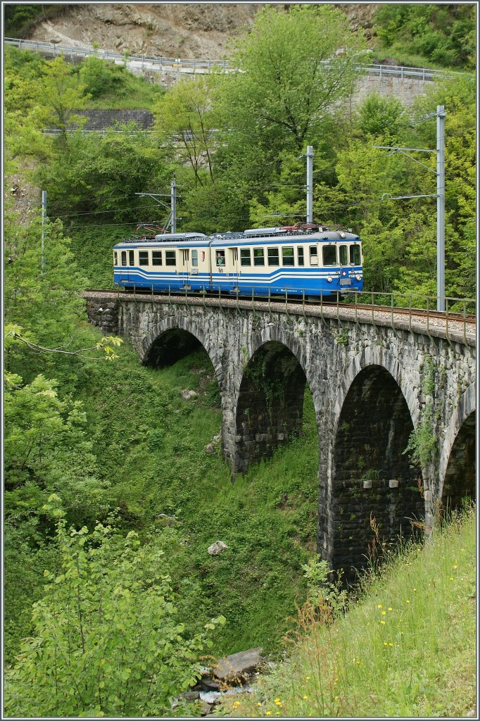 Noch eine der wohl  hundert Br�cken  im Centovalli: Der FART ABDe 6/6 N� 32 erreicht die Haltestellte Verdasio. 22. Mai 2013