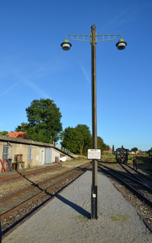 Nostalgische Bahnsteigleuchte im Bf Schierwaldenrath. Der lange Schattenwurf weist auf den sonnigen Fr�hherbsttag hin. (30.09.2012)
