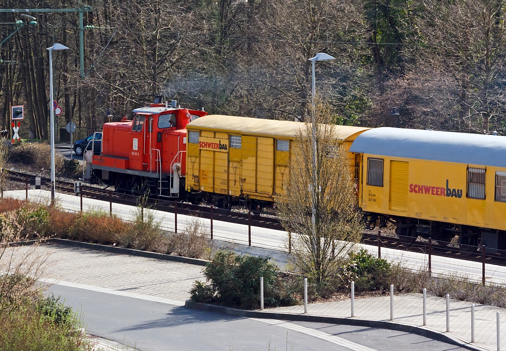Notschu�, darauf war ich nicht gefast: Die 365 145-2 der GK Lokservice GbR mit einem Bauzug der Schweerbau am 01.04.2012 durch Kirchen/Sieg in Richtung K�ln. 