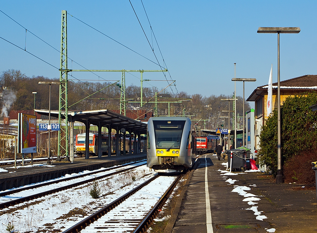 
Nun aber schnell runter von meinem Gleis...ein Stadler GTW 2/6 der Hellertalbahn verfolgt die 111 160-8 mit dem RE 9 (rsx - Rhein-Sieg-Express) Siegen - K�ln - Aachen vom Gleis 102. 

Grund war hier f�r, das f�r den sehr stark versp�teten RE 9 (Umlauf RE 10903) hier am 15.03.2013 in Betzdorf/Sieg Endstation war (normalerweise bis Siegen), dieser wurde auf Gleis 102 geleitet. Die Reisenden Richtung Siegen mussten in die Regionalbahn (RB 95) umsteigen und weiter fahren.

Nach einem kurzen Aufenthalt, schiebt nun die 111 160-8 den RE 9 (rsx - Rhein-Sieg-Express) wieder fast planm��ig als (Umlauf RE 10910) in Richtung K�ln, und die Hellertalbahn kann auf ihren angestammten Haltepunkt am Gleis 102 fahren, wo auch dann der Ausganspunkt f�r die Hellertalbahn (KBS 462) ist.

