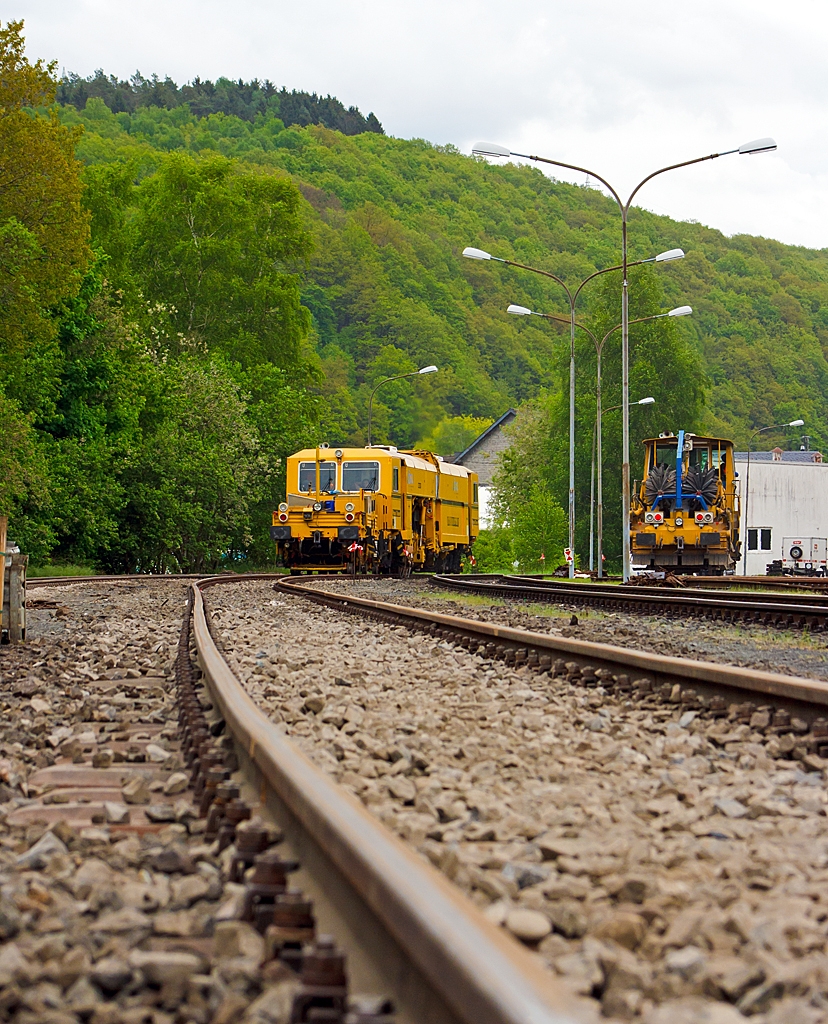 Nun sind die Gleise nicht mehr so wellig....

Rechts die Plasser & Theurer Universalstopfmaschine 08 - 275 Unimat 3S Y (Schweres Nebenfahrzeug Nr. 97 43 41 523 17 - 9), welches eigentlich eine halbautomatisch arbeitende Nivellier-, Hebe-, Richt- und Stopfmaschinen ist, und links die Deutsche Plasser Schotterverteil- und Planiermaschine SSP 110 SW (Schweres Nebenfahrzeug Nr. 97 16 40 549 18 - 6), der DGU (Deutsche Gleisbau Union), bei den letzten Arbeiten am 15.05.2013 in Herdorf auf der Gleisanlage der KSW (Kreisbahn Siegen-Wittgenstein).
