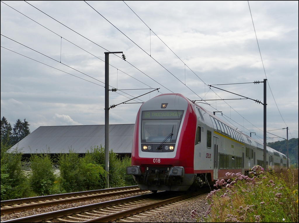 Obwohl der Linksverkehr in Luxembourg noch nicht eingef�hrt wurde, �berraschte mich der IR 3714 Luxembourg - Troisvierges, als er mir in Erpeldange/Ettelbr�ck auf dem  falschen  Gleis vor die Kamera fuhr. 24.08.2012 (Jeanny)