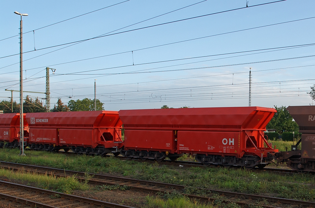 Offene Sch�ttgutwagen (Erzwagen) mit schlagartiger Schwerkraftentladung, hydraulischem Klappenverschlusssystem und 6 Rads�tzen (Falrrs 152), am 21.08.2011 in Toisdorf, aus einen Zug aufgenommen. Der Falrrs 152 ist eine Wageneinheit aus zwei mit einer Kuppelstange verbundenen Wagen der Bauart Faals 151, an den Enden mit Automatische UIC-Kupplung (AK), keine Seitenpuffer. (Aufnahme aus einem Sonderzug)