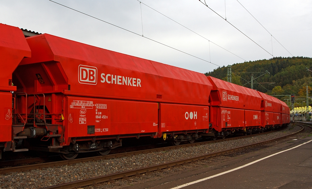Offene Sch�ttgutwagen der Gattung Falns 121 (links 81 80 D-DB 6646 452-5), mit schlagartiger Schwerkraftentladung, hydraulischem Klappenverschlusssystem und 4 Rads�tzen der DB Schenker Rail, hier im Zugverbund am 13.10.2012 bei der Durchfahrt durch den Bahnhof Betzdorf/Sieg.