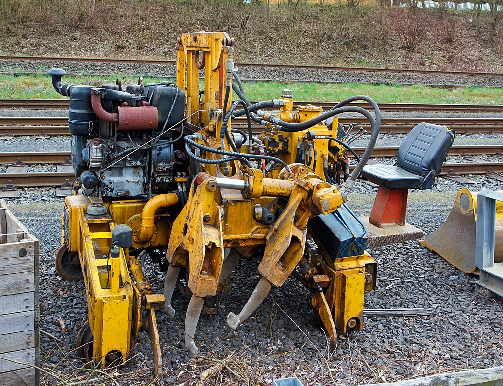 Plasser & Theurer Kleinstopfmaschine der Fa. KAF Falkenhahn (Kreuztal) abgestellt am 23.04.2013 beim Rangierbahnhof der KSW Kreisbahn Siegen-Wittgenstein (ehem. Freien Grunder Eisenbahn AG) in Herdorf.

Diese Kleinstopfmaschine wurde 1984 unter der Masch. Nr. 2725 gebaut. 

Die Maschine arbeitet Hydraulisch, die Hydraulikpumpe wird von einem luftgek�hlten Zweizylinder HATZ-Dieselmotor Z 108 N (Nockenwelle ist als Kraftabnahmestelle ausgebildet) angetrieben.
Motordaten: 
Zylinderanzahl: 2
Bohrung /Hubweg: 108 /110 mm
Hubraum: 2.014 cm�
Gewicht: 220 kg
Dauerleistung : 21.5 kW (31,0 PS) bei konstand 2.300 Upm
Diese Motoren haben ein Schmier�lverbrauch von ca. 0,07 bis 0,11 kg/h
