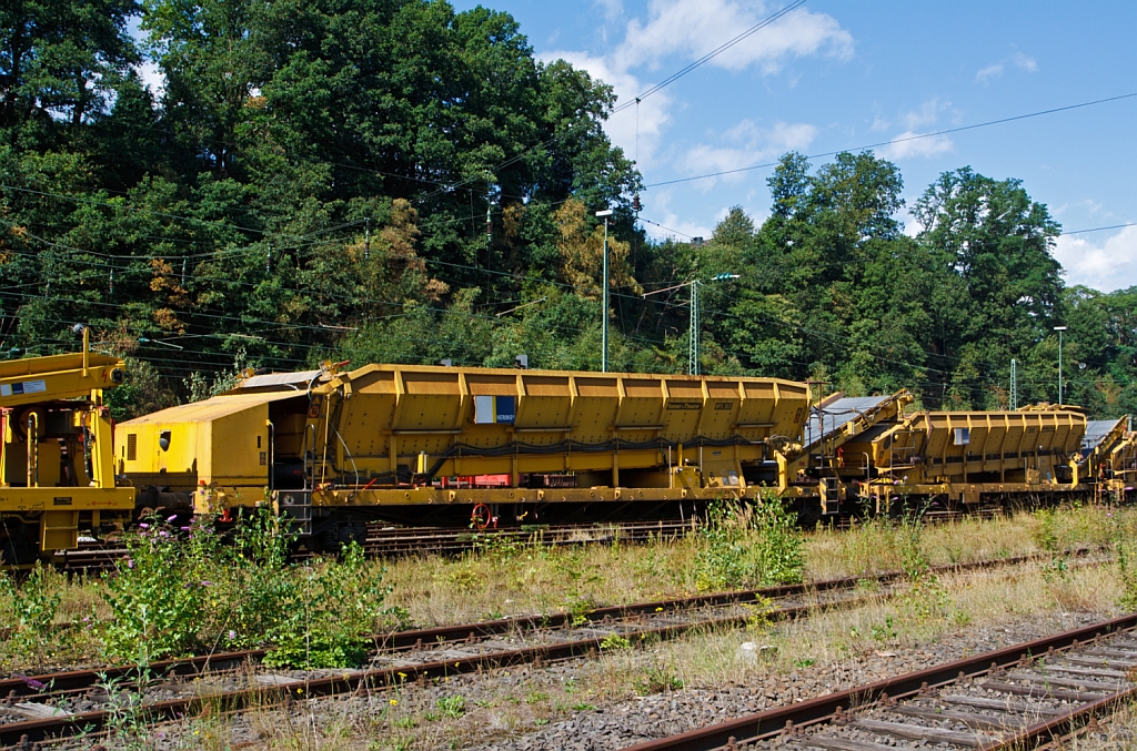 Plasser & Theurer Material-, F�rder- und Siloeinheiten MFS 38-D der Hering Bau, Burbach, abgestellt am 25.08.2012 in Betzdorf/Sieg. 