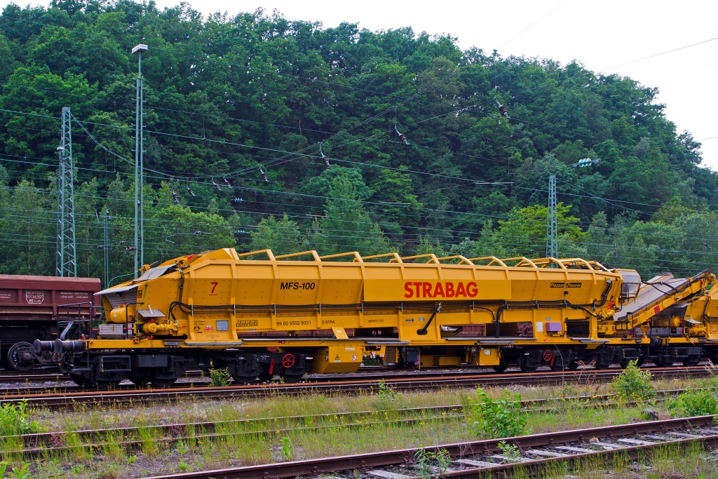 Plasser & Theurer Materialf�rder- und Siloeinheit MFS-100 (Schweres Nebenfahrzeug Nr. 99 80 9552 503-1) der STRABAG Rail GmbH, abgestell am 30.05.2012 in Betzdorf/Sieg.