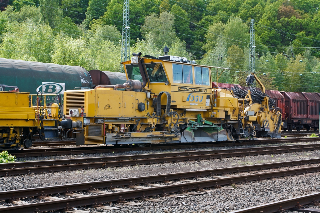Plasser & Theurer Schnellschotterplaniermaschine SSP 110 SW der  Kabelfresser  der Deutsche Gleisbau Union (DGU), Koblenz, abgestellt am 13.05.2012 in Betzdorf/Sieg. Die Maschine hat einen  Deutz BF8M 1015C  Motor mit 400 kW Leistung der die Maschine bei Eigenfahrt auf 100 km/h Geschwindigkeit bringt.
