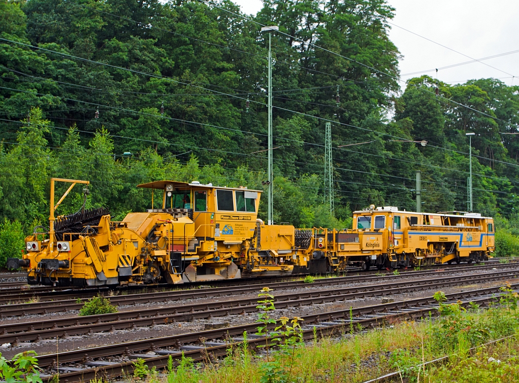 Plasser & Theurer Schnellschotterplaniermaschine SSP 110 SW (Schweres Nebenfahrzeug-Nr. 97 16 40 573 17-8) und Plasser & Theurer Zweischwellenstopfmaschine 09-32 CSM (Schweres Nebenfahrzeug-Nr. 97 40 68 547 17-9)der K�lngleis Gleisbau GmbH + Co. KG, abgestellt am 13.07.2012 in Betzdorf/Sieg.