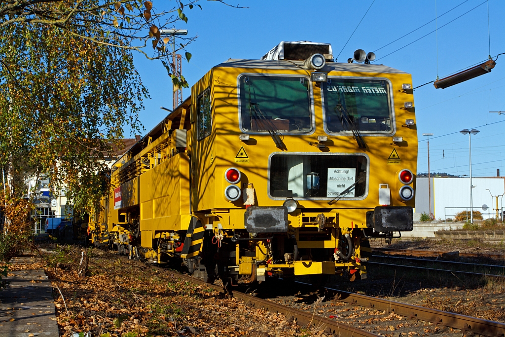 Plasser und Theurer Zweischwellenstopfmaschine (Nivellier-, Hebe-, Richt- und Stopfmaschinen) 09-32 CSM (Schweres Nebenfahrzeug Nr. 97 40 68 006 17-6) der DB Bahnbau Gruppe, abgestell am 28.10.2012 in Siegen-Weidenau. 
Die 09-32 CSM sind kontinuierlich arbeitende Stopf,- Hebe- und Richtmaschinen. Der kontinuierliche Arbeitsablauf erm�glicht sehr hohe Schichtleistungen.
Die Maschine wurde 2003 unter der Fabriknummer 3101 gebaut, sie hat einen Deutz BF12L 513C Motor mit 348 kW Leistung der die Maschine bei Eigenfahrt auf 100 km/h Geschwindigkeit bringt.
Das Stopfen im Bereich von Weichen ist mit ihr nicht m�glich.