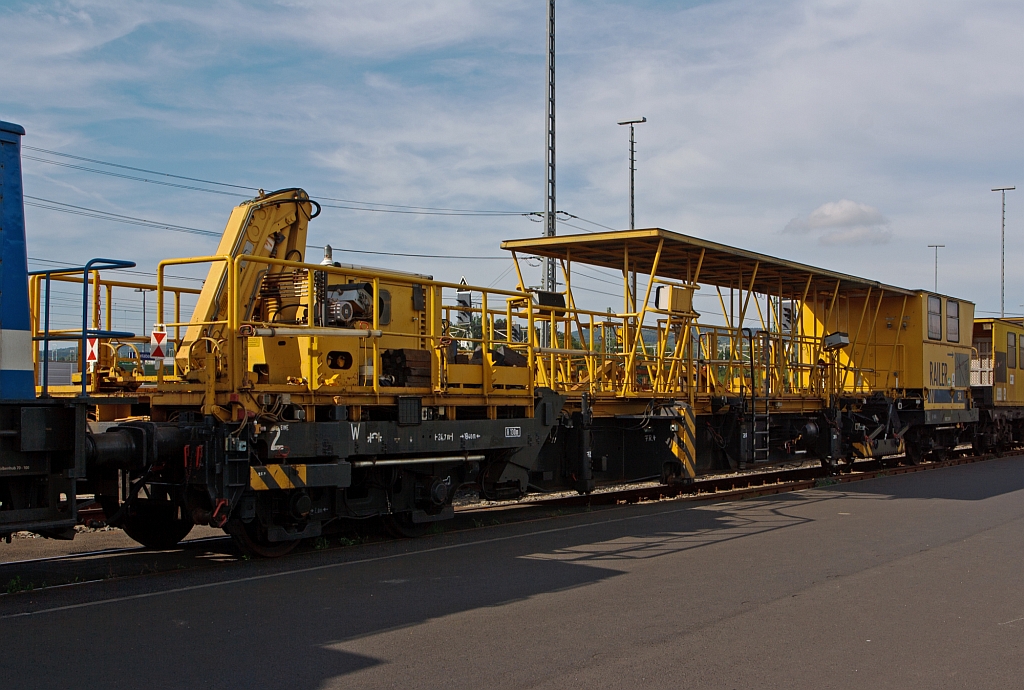RAILER 3000 / Wechselmodul (Schweres Nebenfahrzeug Nr. 97 35 53 901 57 - 8) von Vossloh Rail Center B�tzow, abgestellt am 02.09.2012 beim ICE-Bahnhof Montabaur.
Das Eigengewicht betr�gt 48,5 t. Dies ist eine Einheit des Schienenwechselzuges. Wie es funktioniert kann man in einer Animation unter 
http://www.vossloh-rail-services.com/schienenwechsel/swf_de/VOS_start.swf
sehr gut sehen. 
Man darf es aber nicht mit einem Umbauzug verwechseln, da hiermit nur die Schienen getauscht werden, bei einem Umbauzug wird das ganze Gleisbett erneuert.