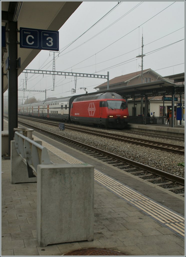 Re 460 008-6 mit einem IC in der diffusen Banklandschaft Schweiz. 
Sissach, den 6 Nov 2011