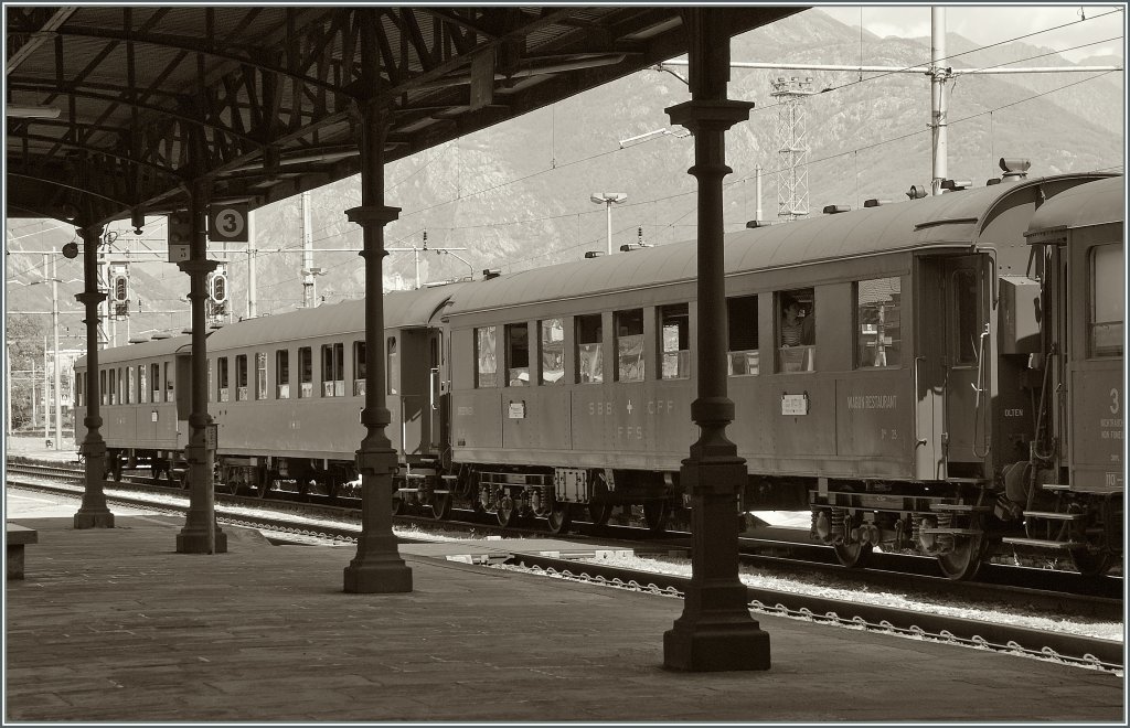 Reiseambiente von anno dazumal: SBB Historic Schnellzug 1930 in Domodossola. 
20. Aug. 2011