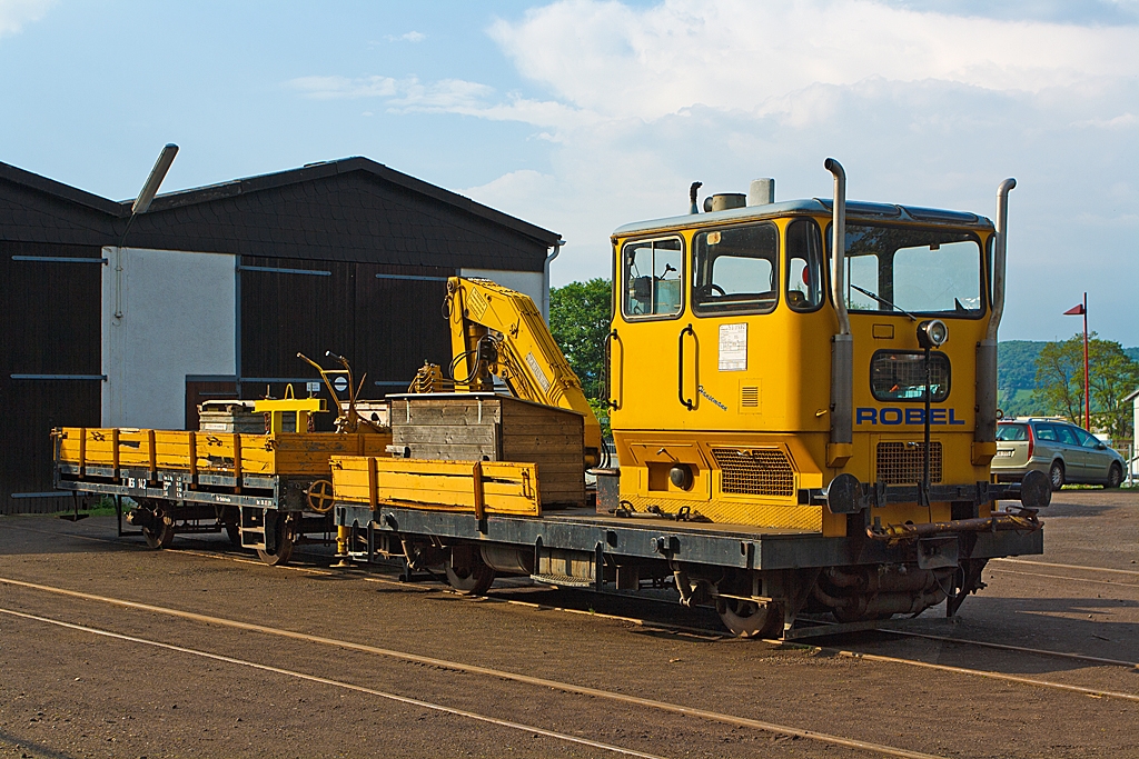 Robel 1000 mm Rottenkraftwagen SKL 53  Hansemann  (Schwer-Kleinwagen-Nr. 53.0592) der Brohltalbahn (ex. DB 53.0592) mit angeh�ngten Kleinwagenanh�nger BEG 142 abgestellt am 19.05.2013 im vor dem Lokschuppen beim Bf Bohl BE.

Der Klv 53 (Kleinwagen mit Verbrennungsmotor) wie sie auch genannt werden, hier die Bauart 531, wurde 1977 von Robel unter der Fabriknummer 54.13-6-AA257 gebaut. 
Der Klv 53 ist der meistgebaute Rottenkraftwagen in Deutschland.

Techn. Daten: 
Eigengewicht: 8,1 t 
Nutzlast: 2 t
Anh�ngelast: 42 t
H�chstgeschwindigkeit: 40 km/h (bei Normalspur Fahrzeugen 70 km/h
6 Personen sind zur Mitfahrt zugelassen, zudem ist er f�r die Steilstrecke Oberzissen-Engelen zugelassen (Steigung von 1 : 20 = 50 Promille).

Der Kleinwagenanh�nger BEG 142 (ex OEG 1026, ex DEV 142) wurde 1903 gebaut, das Eigengewicht betr�gt 4,5 t und das max. Ladegewicht 10,0 t.