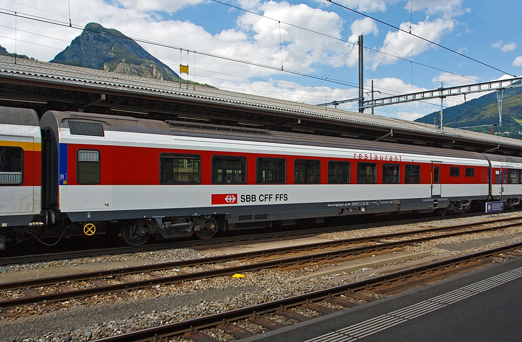 SBB Speisewagen WRm 61 85 88-94 103 - 8 CH-SBB (Umbau aus 88-75 103) am 28.05.2012 im Bahnhof Brig. 
Der Wagen ist zugelassen f�r ein H�chstgeschwindigkeit von 200 km/h und RIC-f�hig.