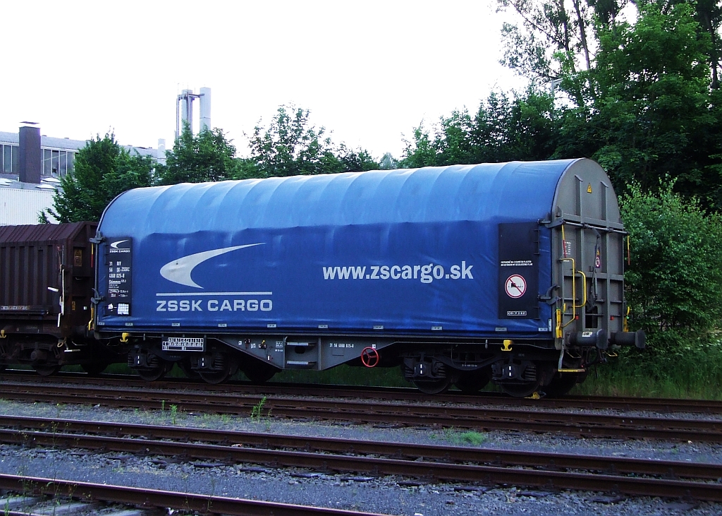 Schiebeplanenwagen f�r Coiltransporte Shimmns der slowakischen Firma ZSSK Cargo am 08.06.2008 in Herdorf auf der Gleisanlage der Kreisbahn Siegen-Wittgenstein (KSW). 