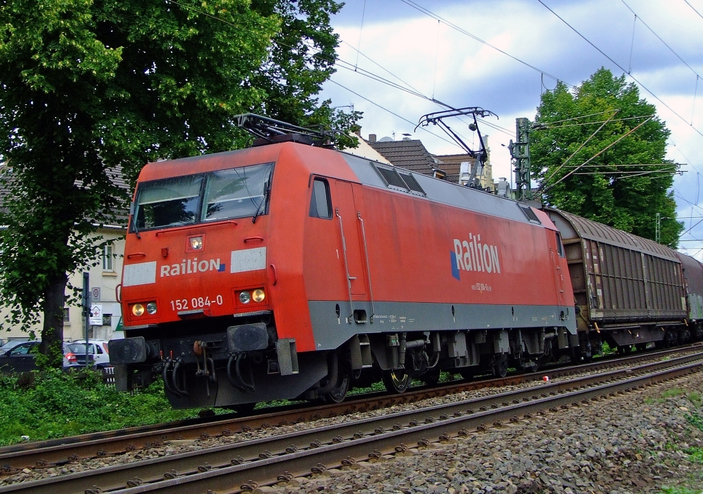 Schief, nein Gleis�berh�hung.......
Die 152 084-0 mit G�terzug am 19.08.2010 in K�nigswinter vor dem Bahn�bergang Drachenfelsstra�e.