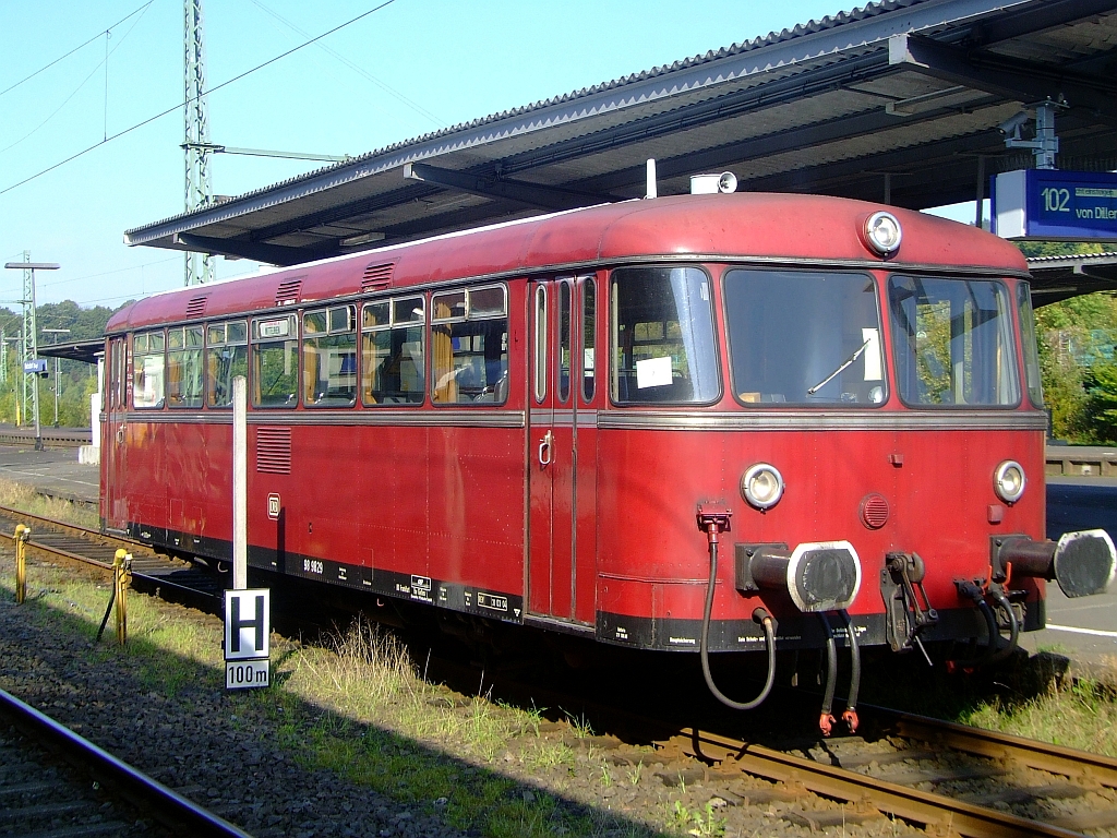 Schienenbus-Motorwagen VT 98 der Oberhessischen Eisenbahnfreunde ist am 27.09.2009 in Betzdorf bereitgestellt zur Abfahrt nach Neunkirchen(Siegerland). Er fuhr Plandienst anl�sslich 10 Jahre Hellertalbahn.