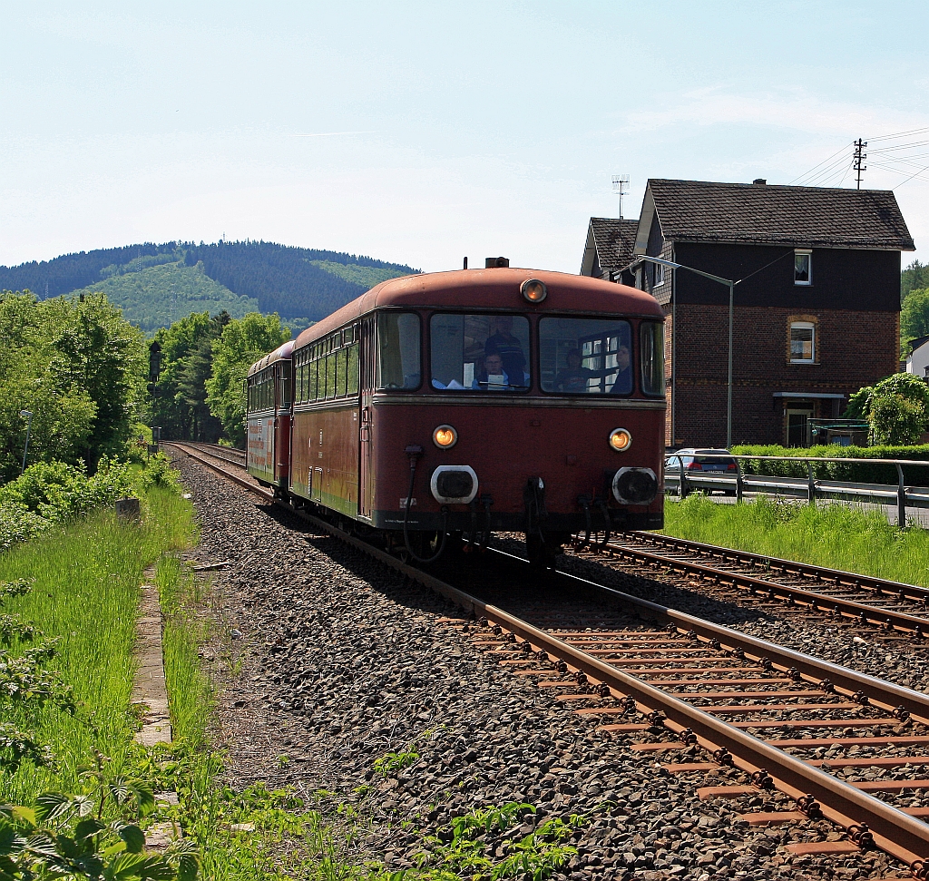 Schienenbus (VT 98) 798 818-1 (der Pfalzbahn) mit Beiwagen (VB98) 998 880-9 kommt am 08.05.2011 von Herdorf, hier kurz vorm Bahnhof Betzdorf/Sieg. Die Oberhessischen Eisenbahnfreunde fuhren Sonderverkehr f�r die Hellertalbahn zwischen Herdorf und Betzdorf/Sieg. 